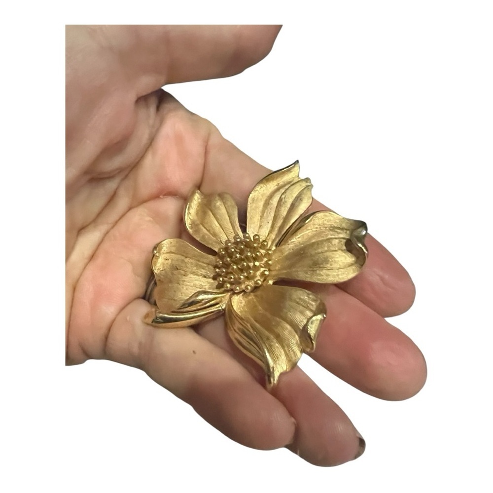Trifari Gold Unique Five Pedal Floral Brooch.